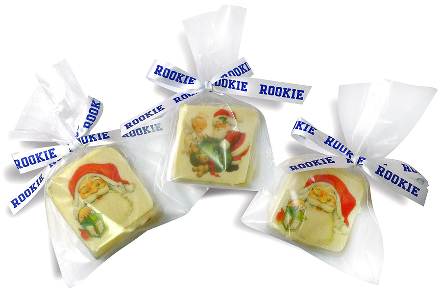 Шоколадные конфеты и мармелад с печатью новогодних поздравлений на поверхности