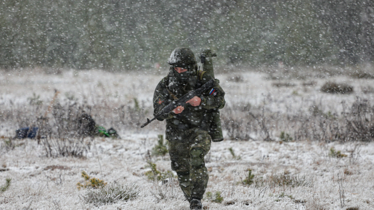    Российским бойцам и скала не помеха
