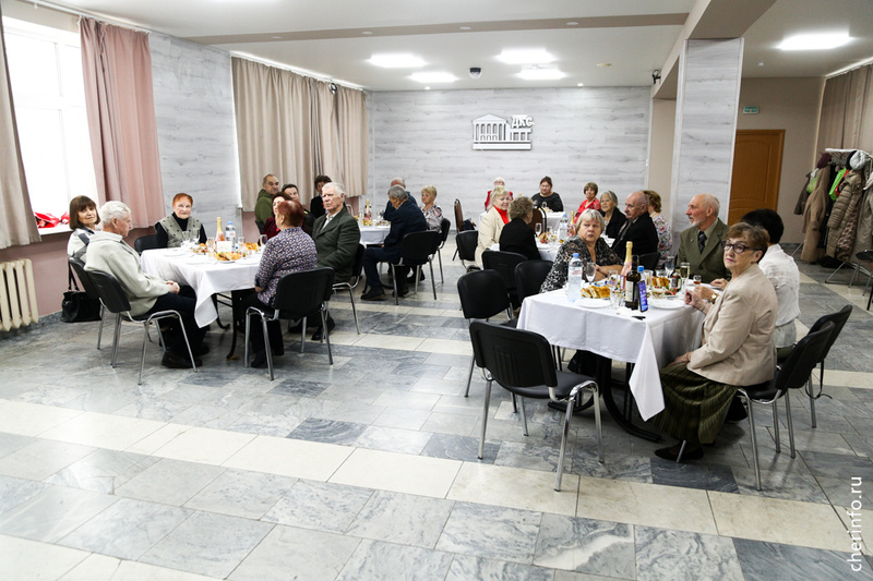    19 ноября поздравления принимали 20 супружеских пар, в каждой семье юбилей - 50, 55 или 60 лет вместе