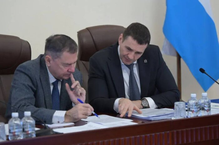 Валентин Летуновский и Дмитрий Демешин обсудили стратегию развития судоходства на Амуре / фото: телеграм-канал Дмитрия Демешина 