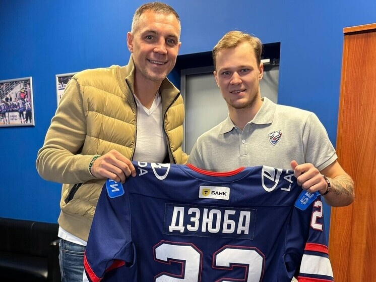     Артем Дзюба и форвард «автозаводцев» Данила Дяденькин. Фото: соцсети ХК «Лада»