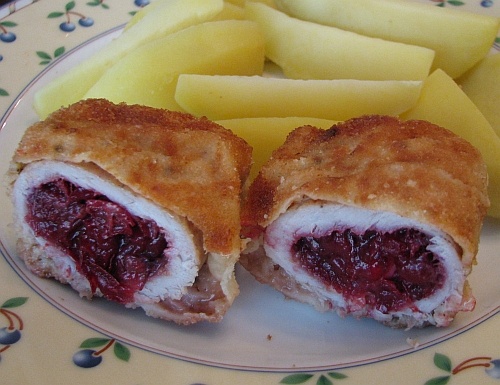 Рулетики из свинины с клюквенной начинкой и черносливом