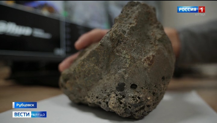 Небесные тела могут напоминать различные горные породы или шлак.