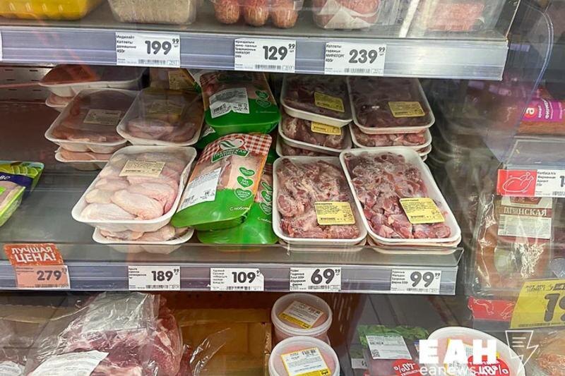    ЕАН / Полка с мясными продуктами в магазине