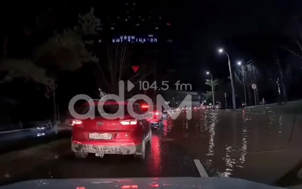    Видеофакт: улицу Камбарскую затопило в Ижевске