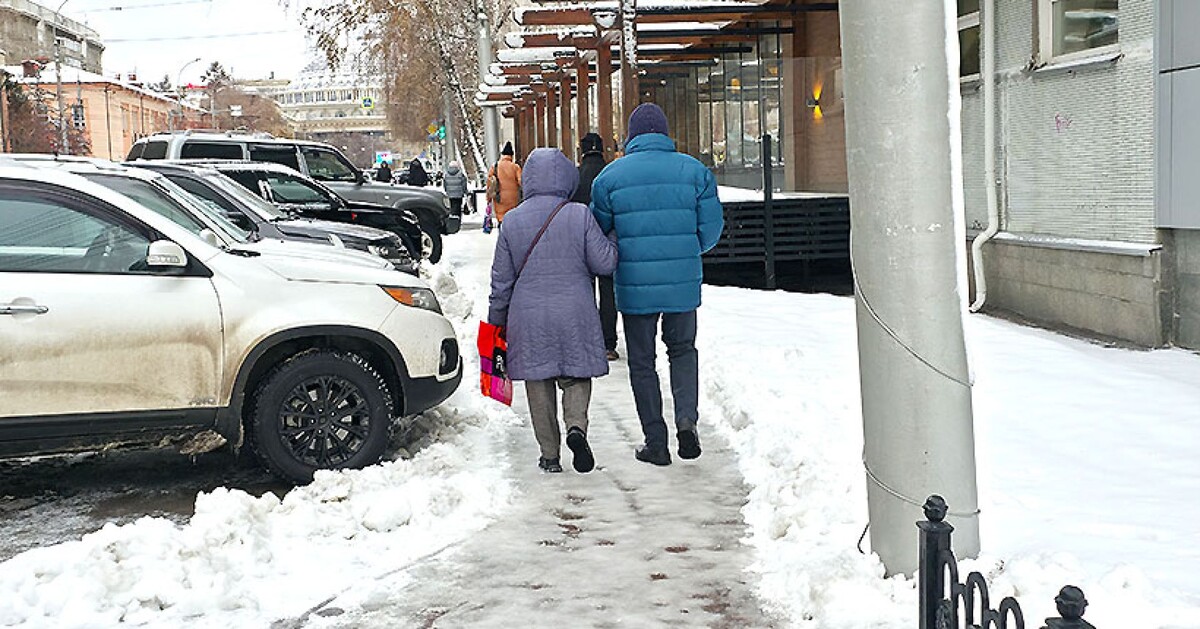 В гололёд важно носить нескользящую обувь с толстой подошвой.