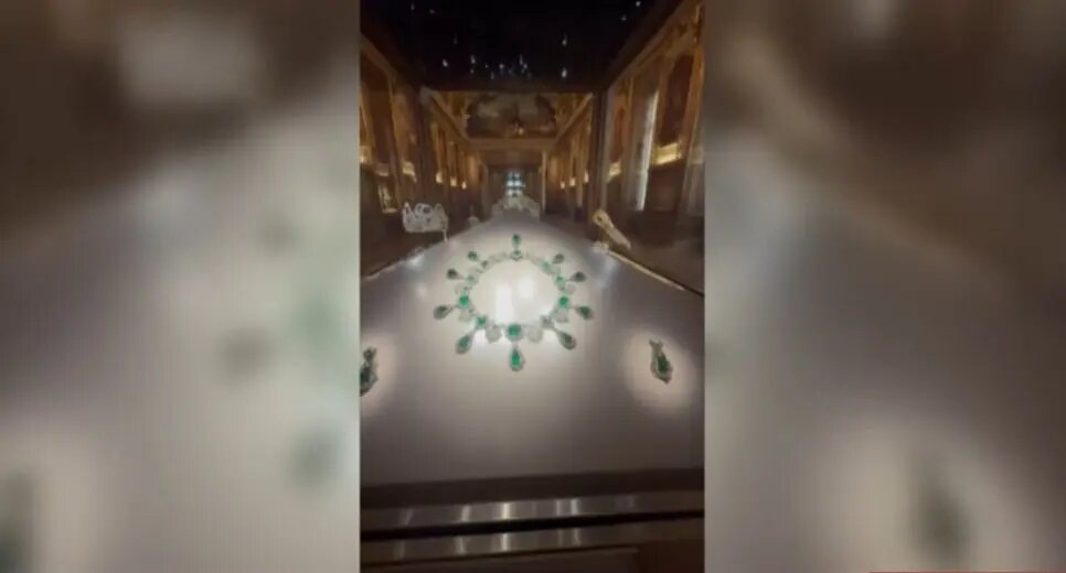    Серьги и колье с 32 крупными колумбийскими изумрудами и 1138 бриллиантами. Фото: скриншот из видео в соцсетях.