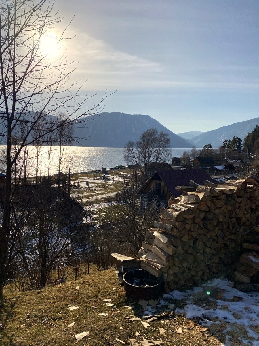 "Телецкое озеро - уникальный пресный водоем на северо-востоке Республики Алтай, один из самых глубоких (325 м) и самых крупных в России (по запасам воды - 2 место, после Байкала)".