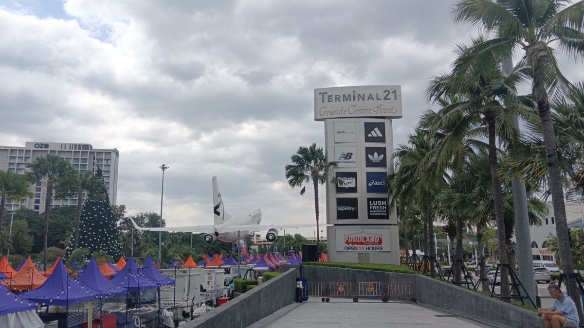 вход с самолётом и пальмами — создаёт ощущение настоящего аэропорта