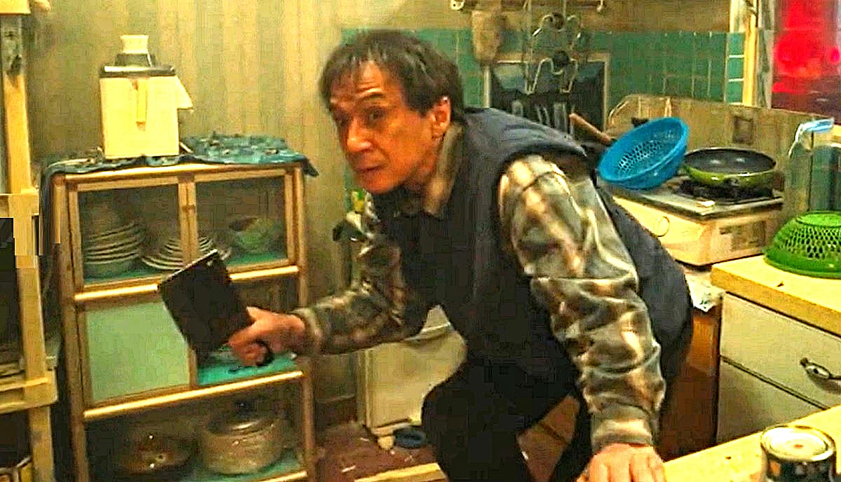 - Эй! А можно и мне в вашу детективную киноэпопею "Достать ножи"? У меня даже инвентарь свой есть!