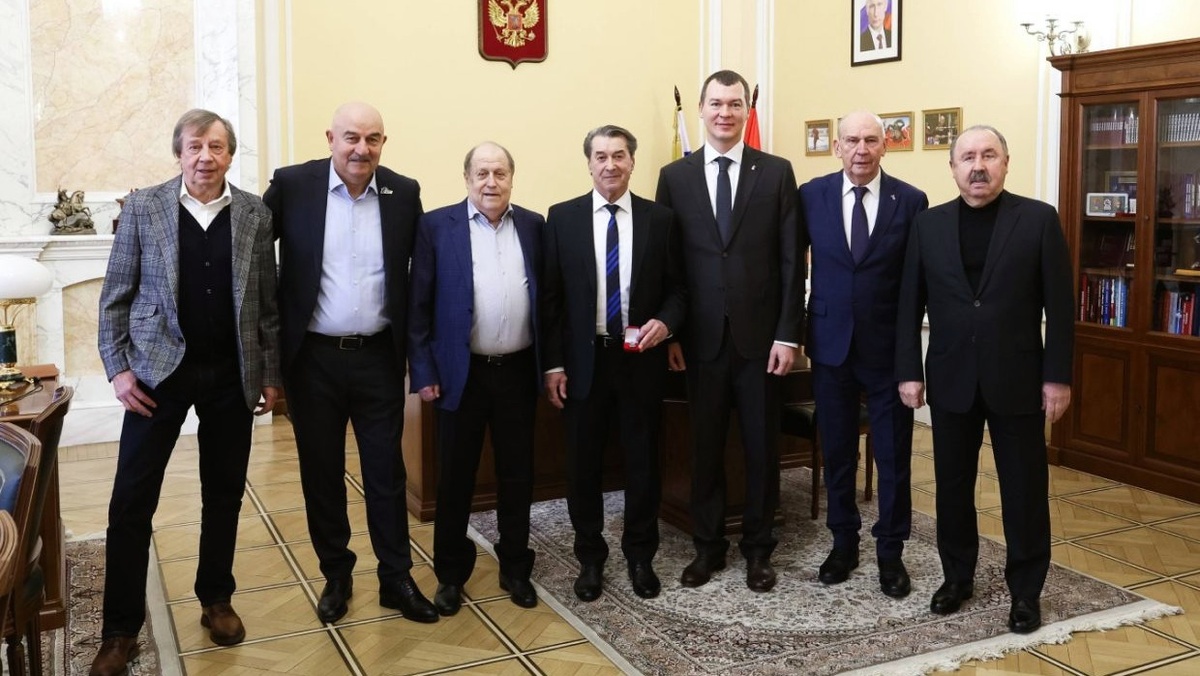 За закрытыми дверями, без лишних глаз, собрались те, кто знает о российском футболе всё. 