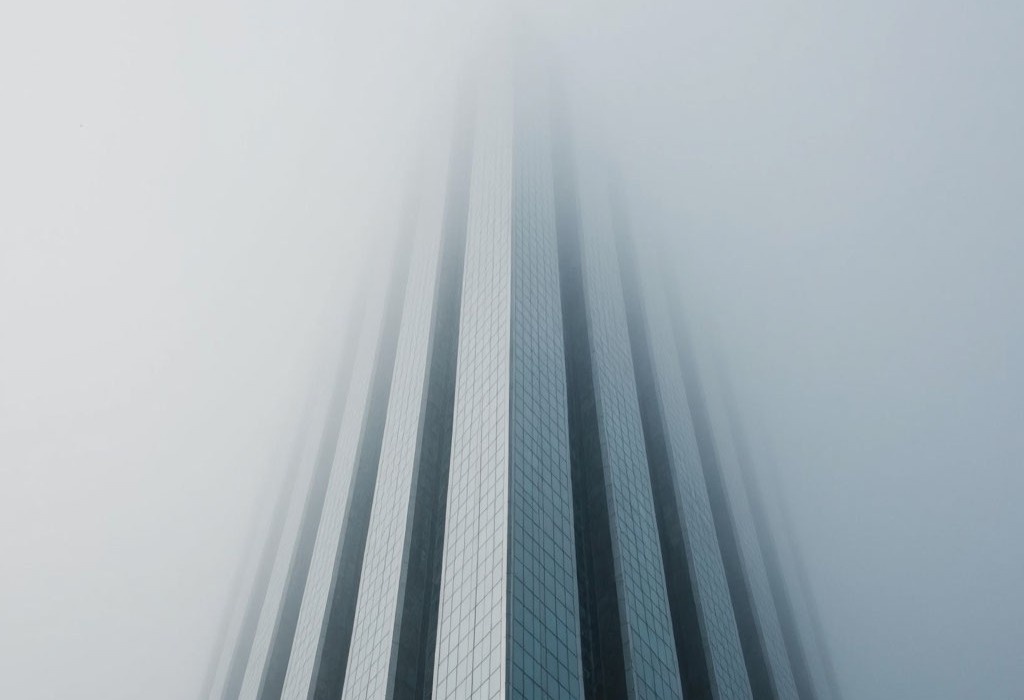 Сделка может быть оспорена в рамках процедуры банкротства. Заявление подаёт арбитражный управляющий или кредиторы, рассматривает его суд. Пересмотру подлежат договоры, оформленные с целью скрыть имущество, ухудшить положение кредиторов, дать предпочтение одному из них. 
favorit-consult.ru
Срок оспаривания сделки зависит от её типа:
При наличии признаков подозрительности он составляет 3 года с момента заключения.
При наличии признаков предпочтительности срок оспаривания составляет 6 месяцев.