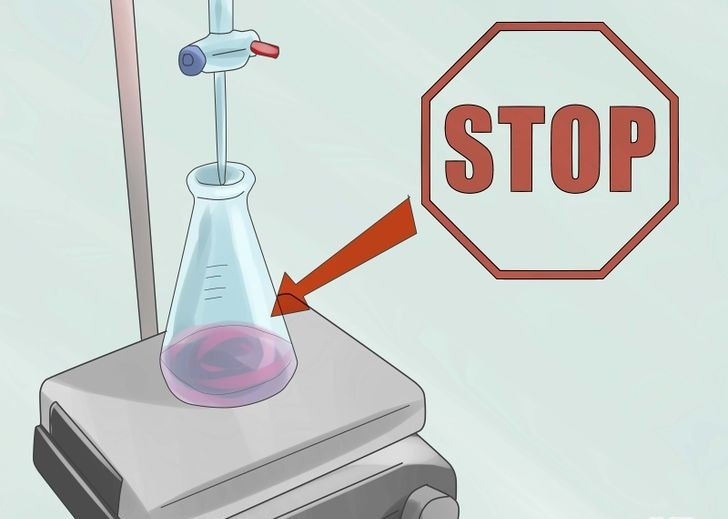  Титруемая кислотность молочной плазмы в сливочном масле определяется методом титрования. Сначала пробу масла выдерживают в термостате для расслоения жировой и молочной фракций. Отбирают молочную фракцию, прибавляют к ней спиртовой раствор фенолфталеина и титруют из бюретки раствором гидроокиси натрия до получения слабо-розовой окраски. 