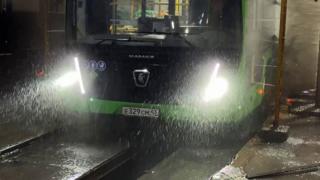    Кировские автобусы и троллейбусы моют ежедневно