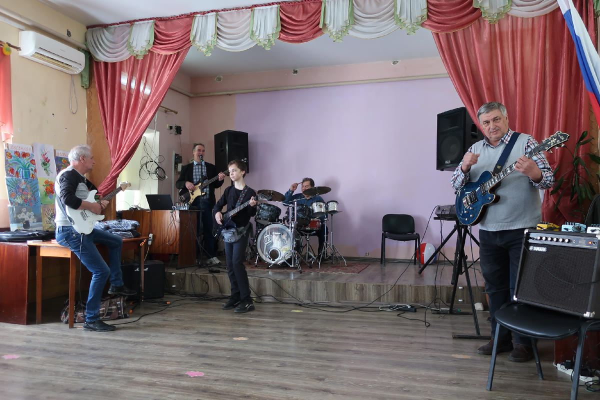 Памятное фото! Смена поколений! Старый клуб в поселке под Симферополем, который из-за строительства новой дороги уходит под снос. Рок-группа пенсионеров с внуком одного из них разминается перед прощальным концертом. Весна 2022 года...