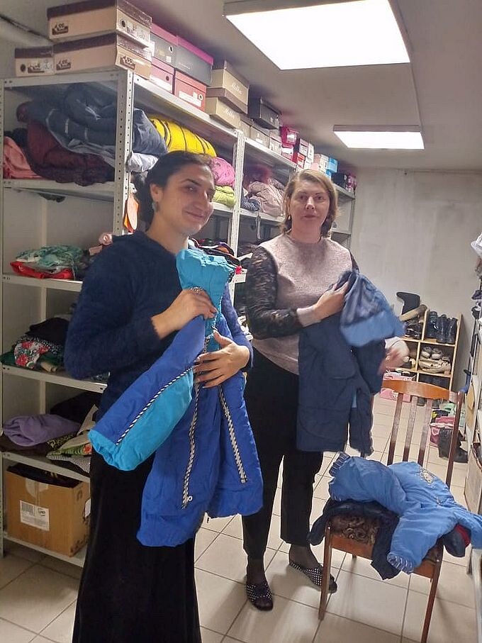 Женщина выбирает костюм для ребёнка