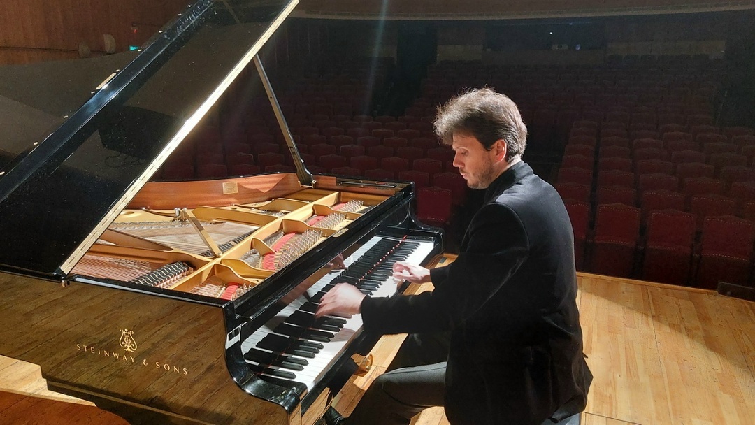 Никита Абросимов за роялем во Владимире