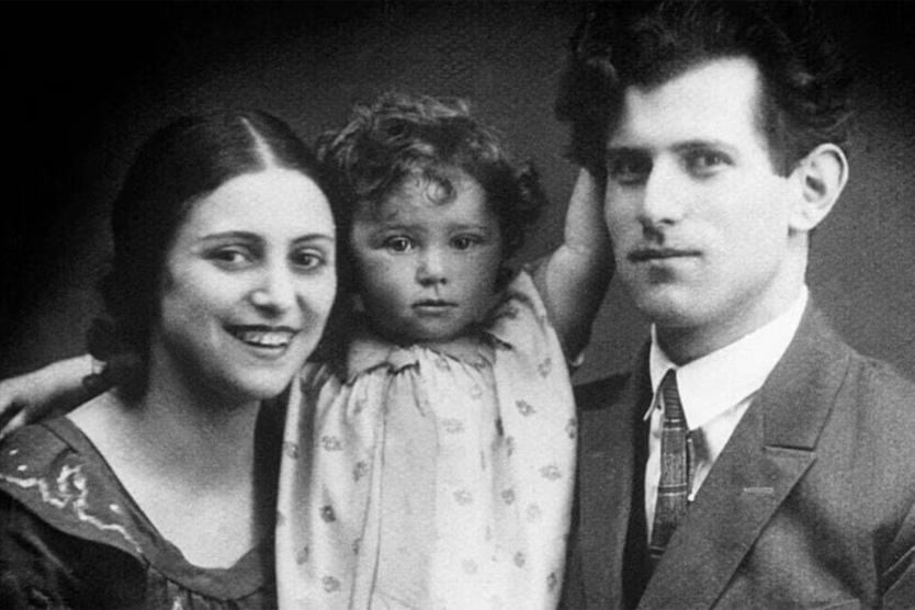    Майя Плисецкая с родителями    
Фото: Архив семьи Мессерер-Плисецких