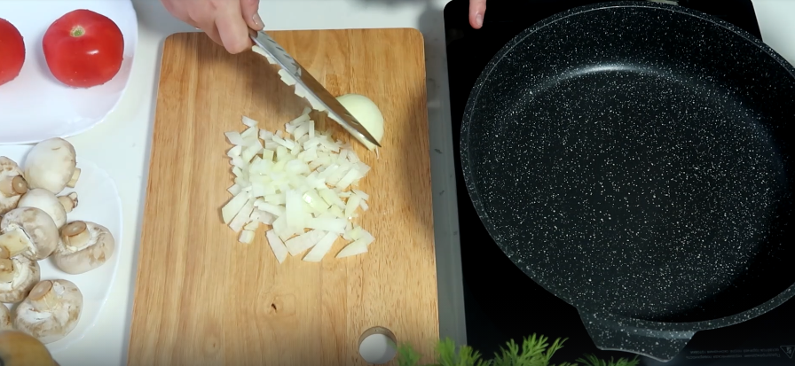 Мелко нарезаем лук