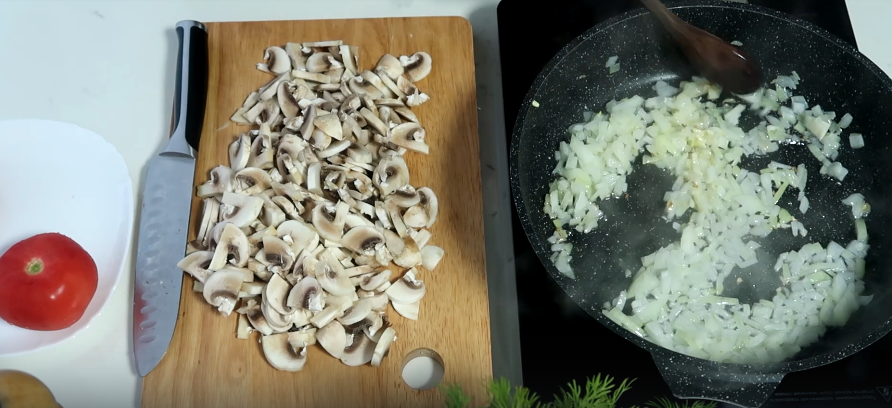 Лук обжариваем, нарезаем грибы