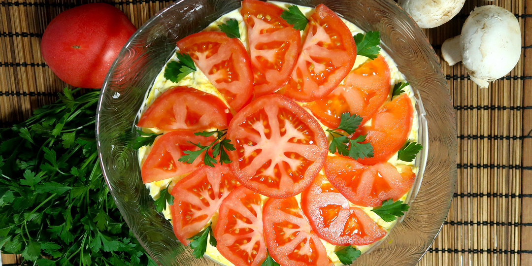 Слоеный салат Чикаго с жареными грибами и копченой курицей