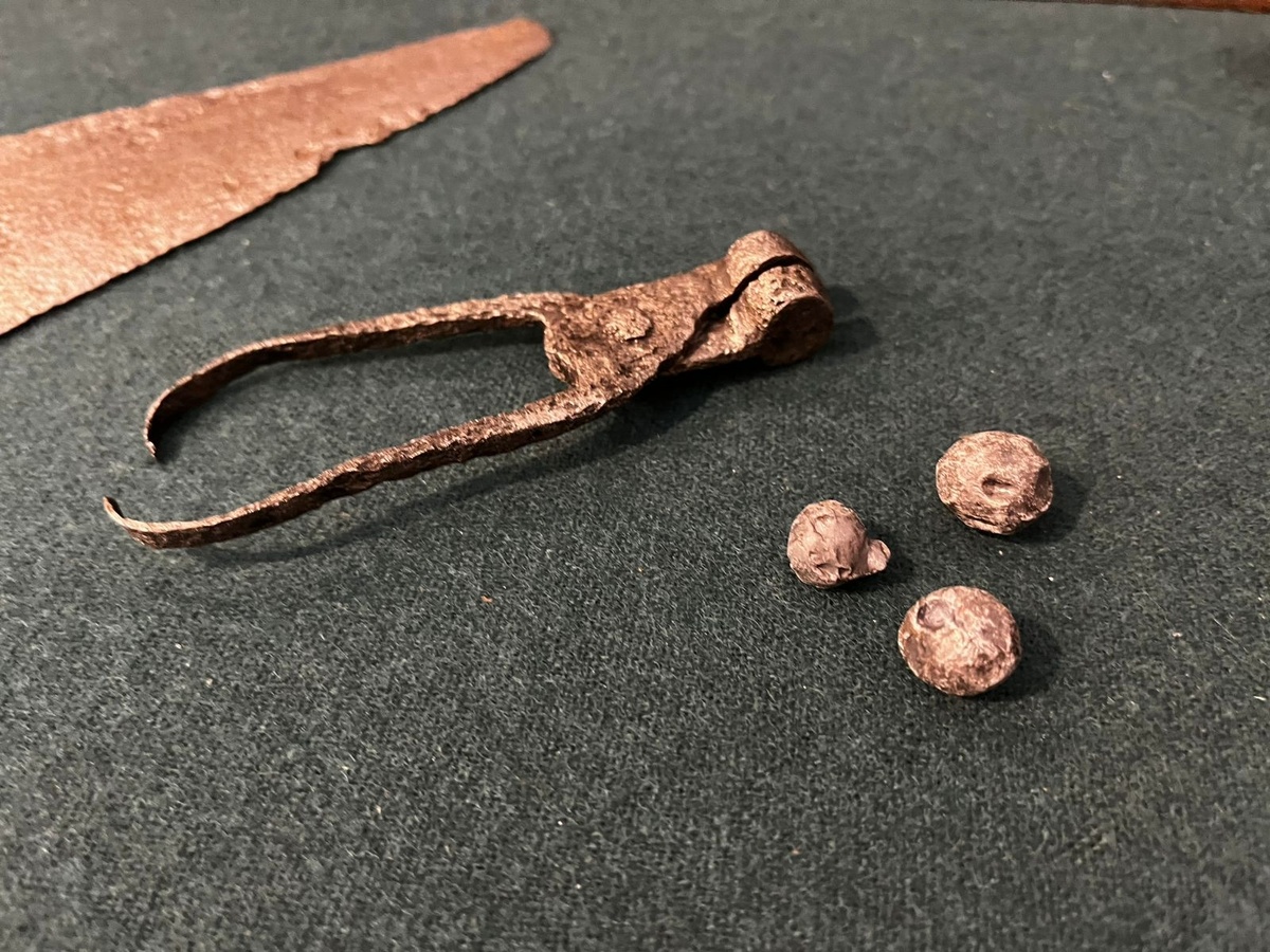 Пулелейка со свинцовыми пулями, XVI-XVIII вв.