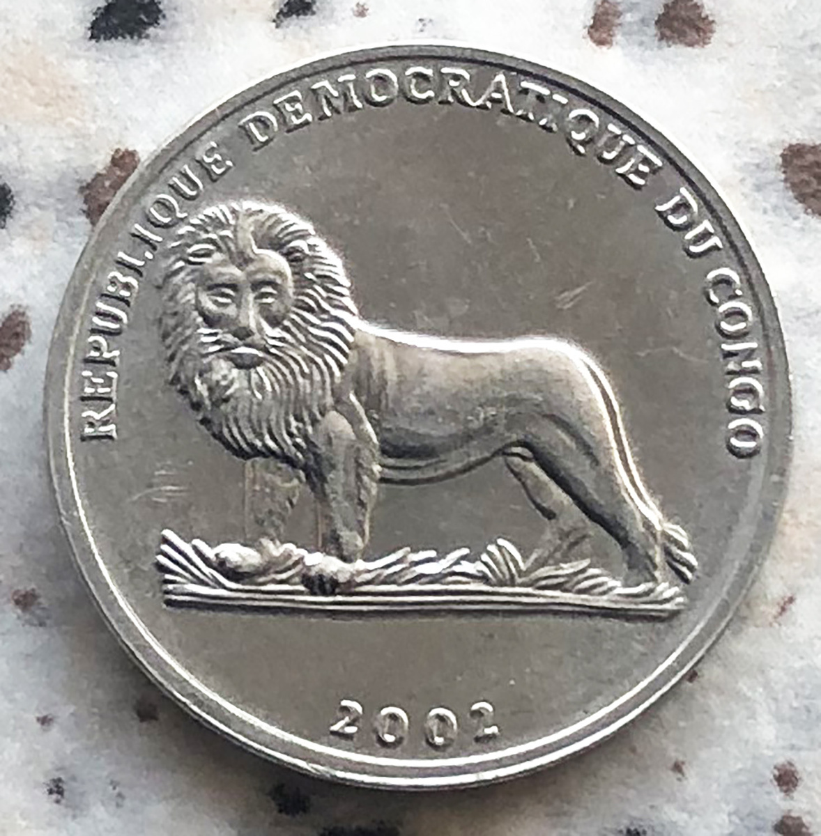 Конго ДРК  25 сентим 2002 лев. Фото автора. 
