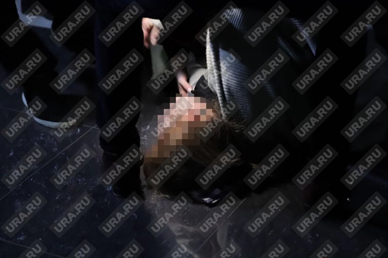  Несчастная мать упала на пол