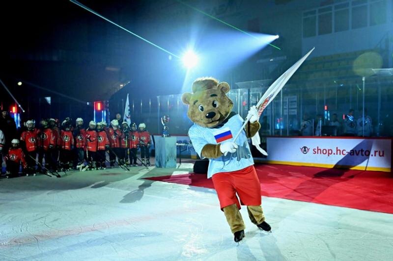    Фото в материале предоставленны пресс-службой БФ «Дети России» / Медведь-хоккеист