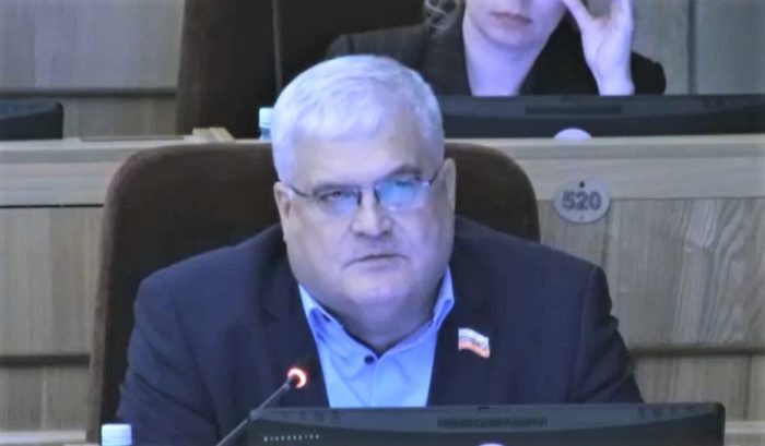 Скриншот трансляции сессии заксобрания.