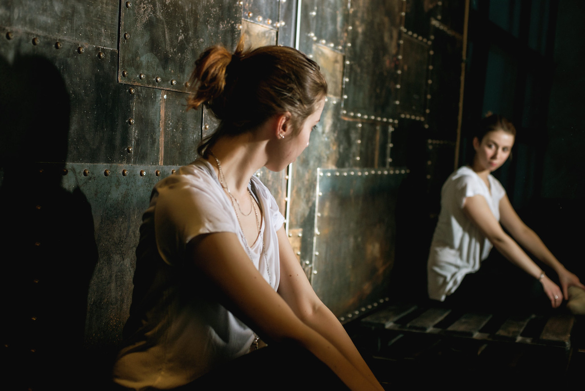 Чтобы посмотреть на себя со стороны, нужно перестать воспринимать себя как только конкретную личность