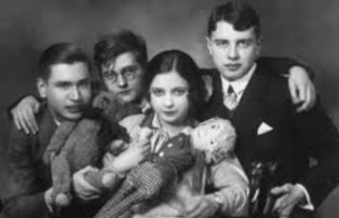 Дмитрий Шостакович и Татьяна Гливенко (в центре)