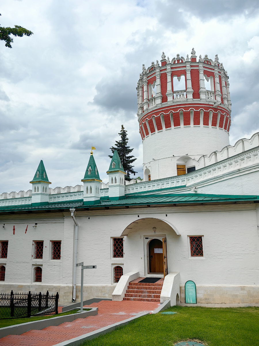 Напрудная башня в Новодевичьем монастыре Москва