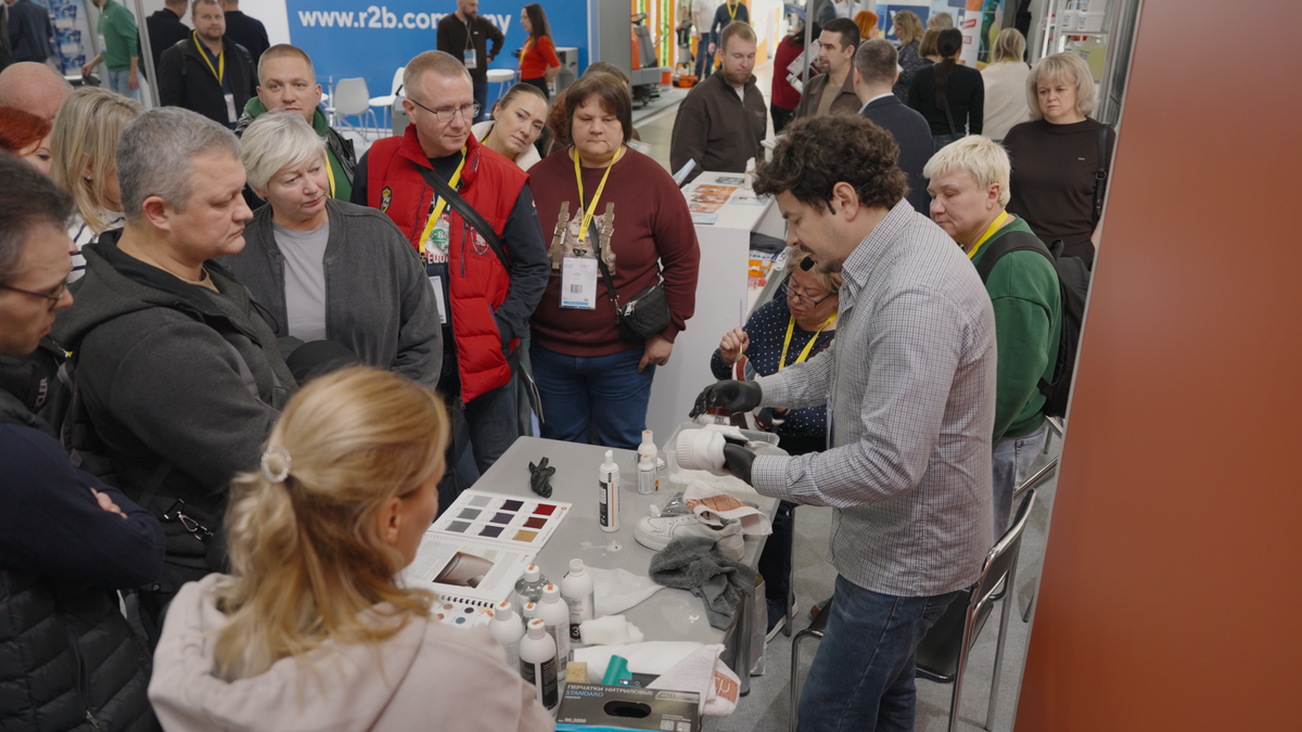 на фото технический директор LeTech Дмитрий Левинский показывает как работают наша продукция