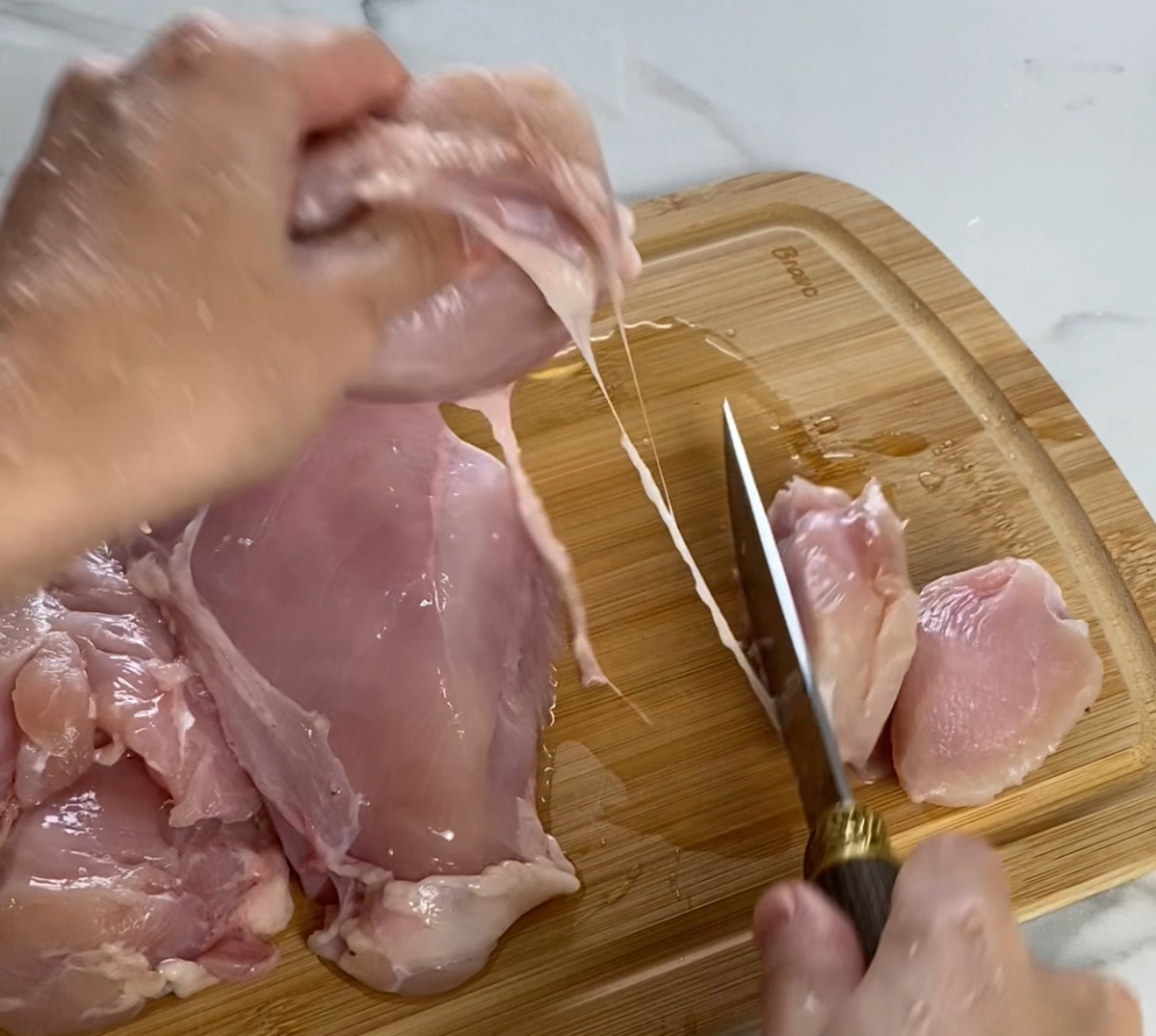 Филе нарезать небольшими кусочками.