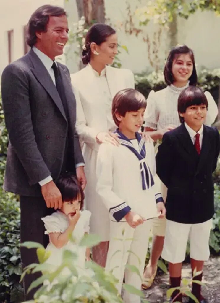 Энрике (обнимаем мама) с семьей. Листайте далее  / фото из открытых источников