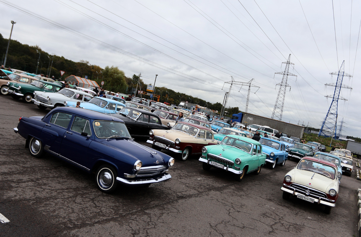 сбор владельцев ГАЗ-21/22 в районе пересецения МКАД и Боровского шоссе