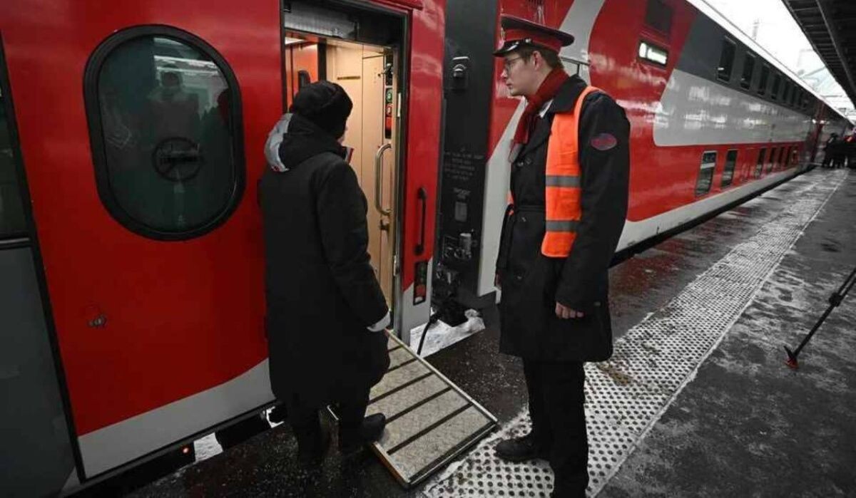     Двухэтажный поезд. Источник: spb.kp.ru Автор фото: Алексей Булатов