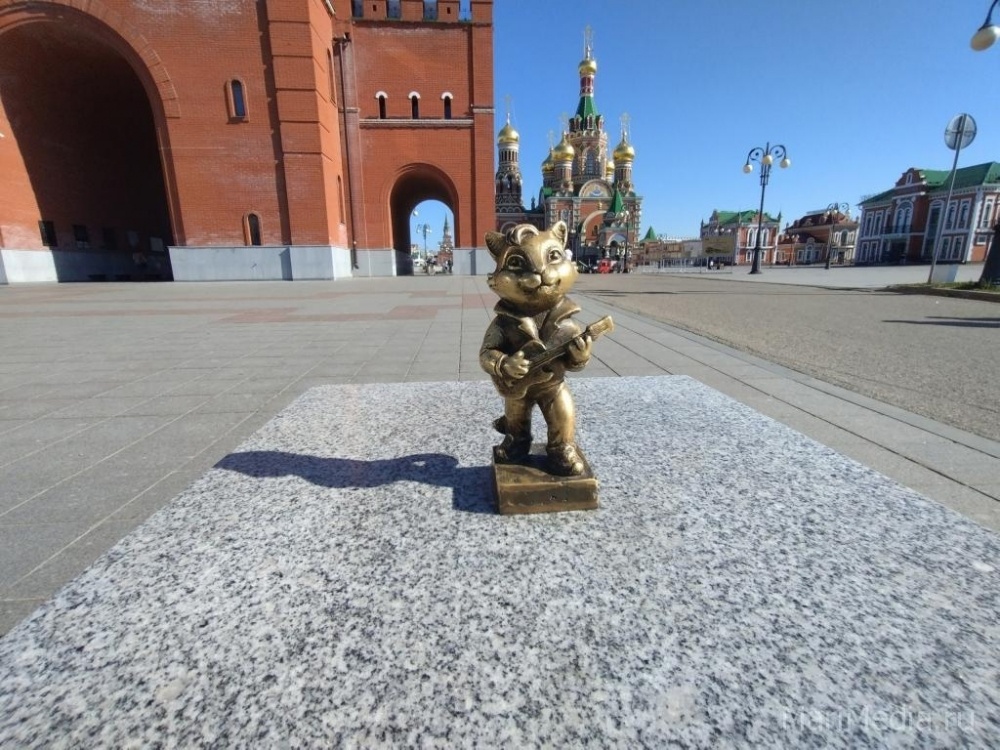    Семь миниатюрных скульптур кошек, разбросанные по разным уголкам города, стали его символом