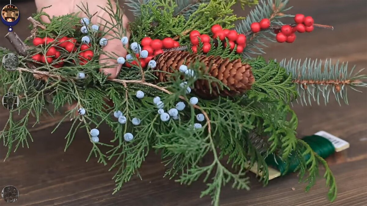    Шаг 2. Соберите небольшой пучок из веточек ели, можжевельника или других элементовGarden Answer Highlights / YouTube