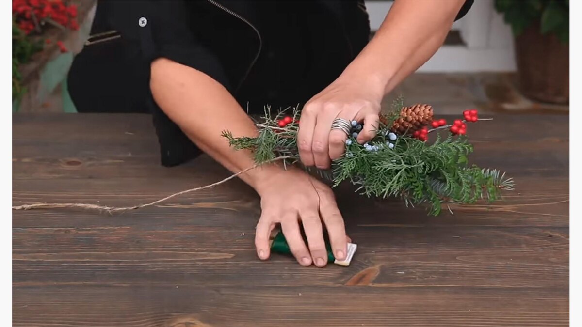    Шаг 3. Закрепите веточки с помощью проволоки на жгутеGarden Answer Highlights / YouTube