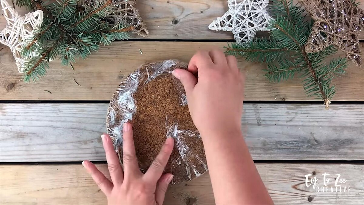    Шаг 2. Оберните дощечку с рисунком пленкой. Закрепите на обратной стороне скотчем. Пленку можно будет заменить и использовать дощечку с рисунком для создания новых звездочекEy to Zee Creative / YouTube