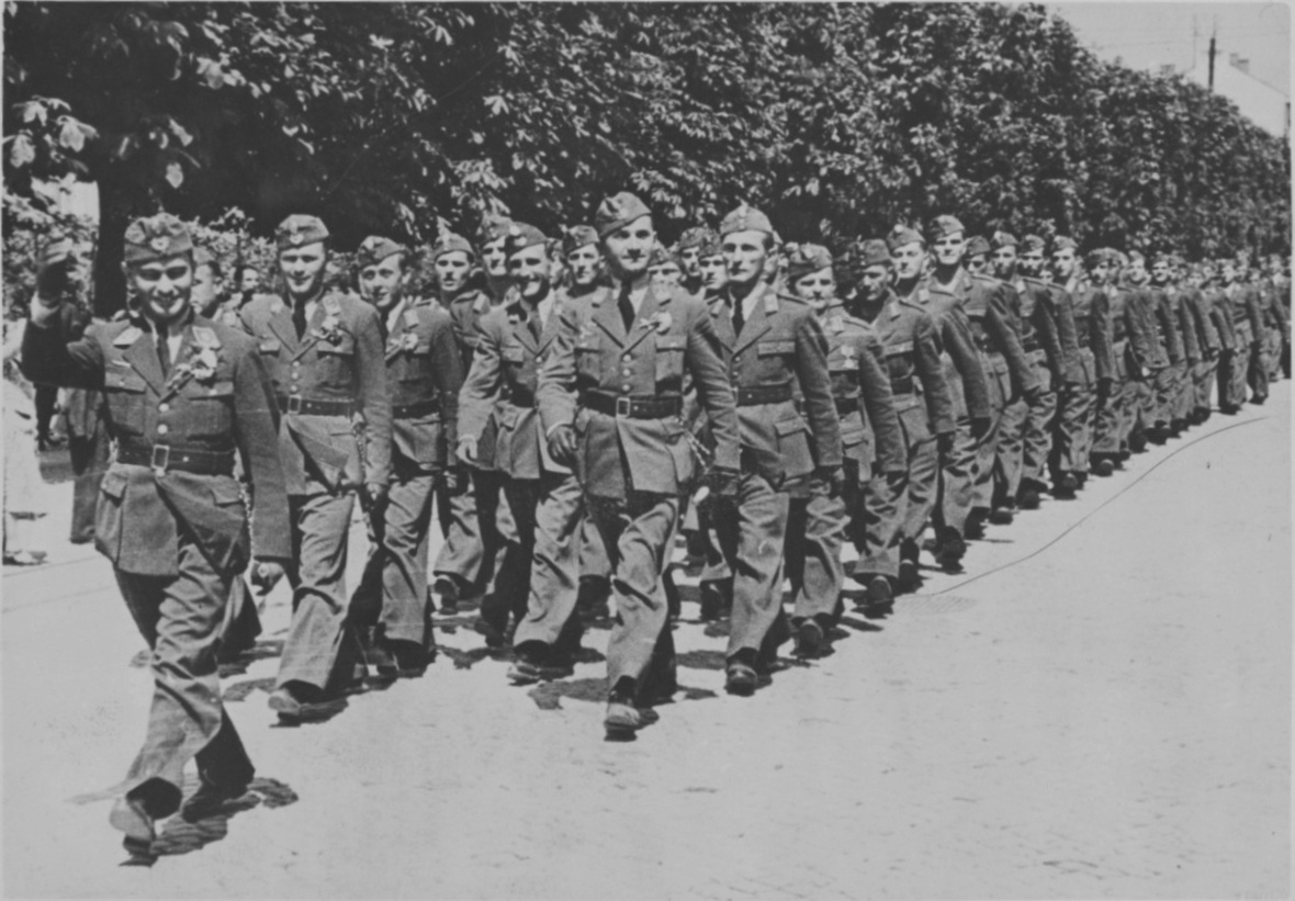 Колонна хорватских авиаторов идёт парадным строем.