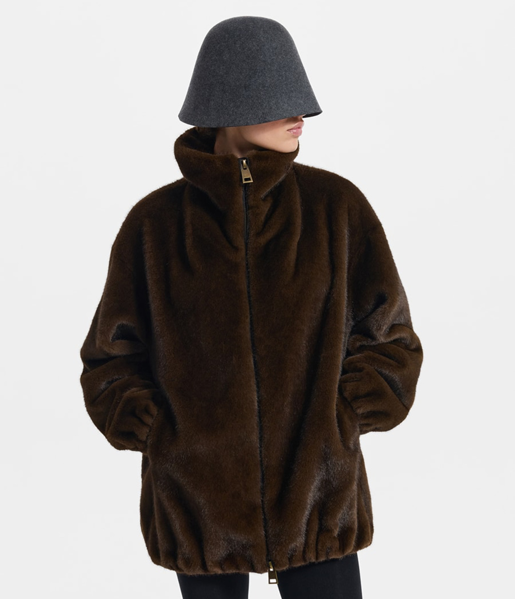 Коричневая шуба как бомбер 