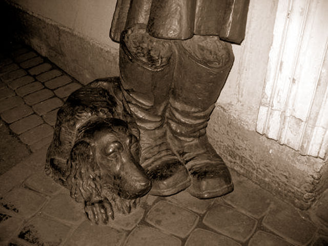 Эту скульптурную композицию открыли в Северной столице в 2004 году — в честь сто пятидесятой годовщины публикации рассказа «Муму» в журнале «Современник». Санкт-Петербург, Садовая ул., 94