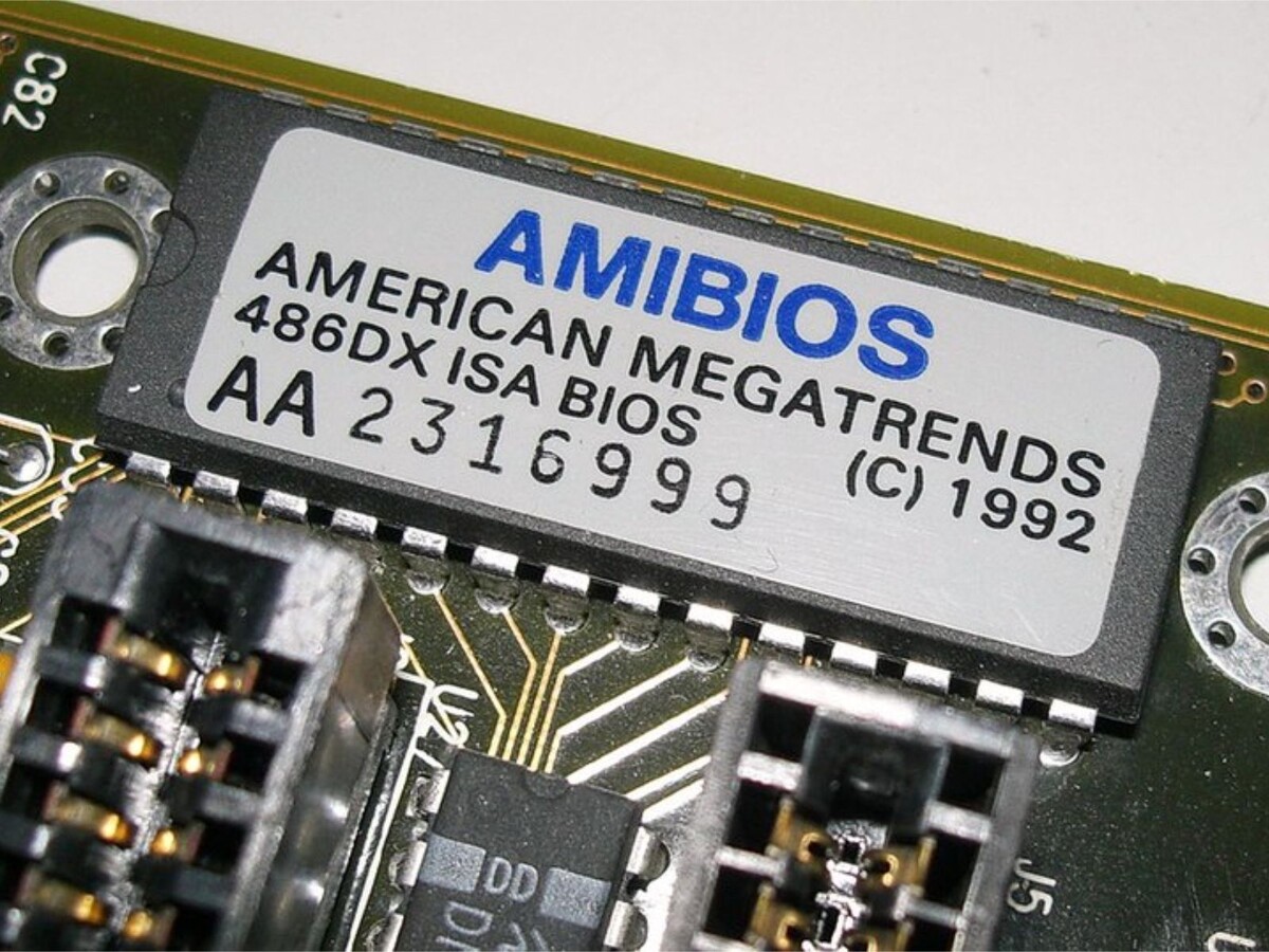 Источник фото: https://upload.wikimedia.org/wikipedia/commons/9/9c/AMIBIOS_ROM-Chip_1992.JPG
