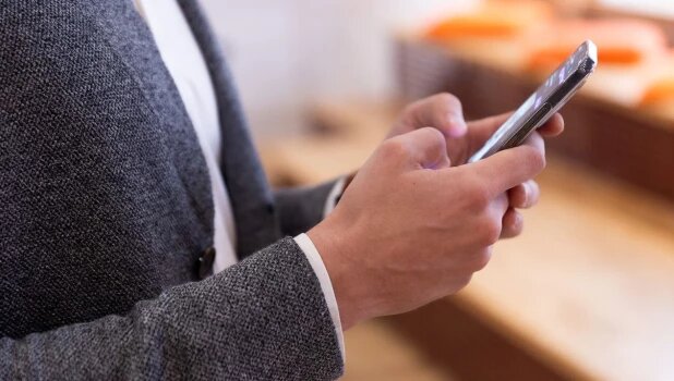 Мужчина держит в руках телефон.
Фото предоставлено пресс-службой ПАО «МегаФон».