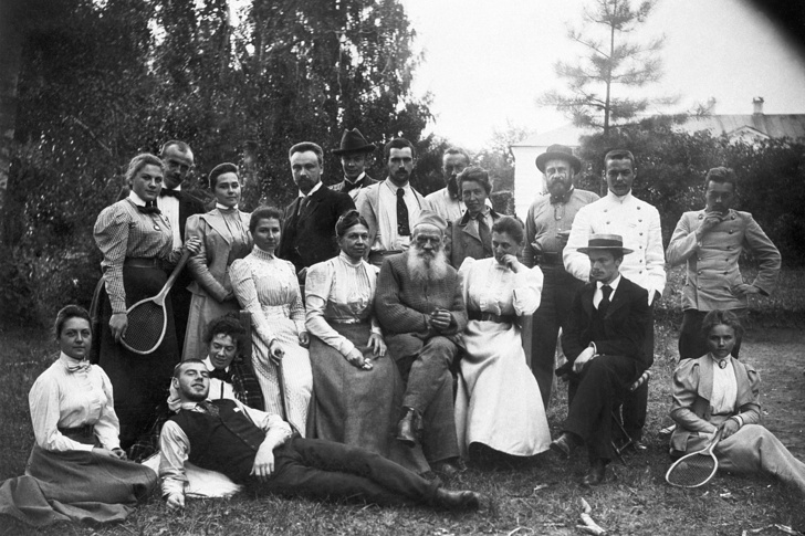 Лев Толстой (в центре) с членами семьи в Ясной Поляне

© ТАСС