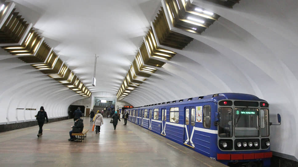 Поезд уходит со станции «Ленинская». Именно отсюда началось строительство первой линии Горьковского метро.📷Фото: Роман Яровицын / Коммерсантъ
