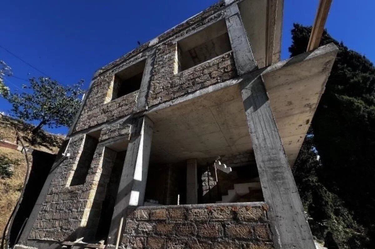    Застройщик из Севастополя оставил клиентов без домов и 52 млн рублей